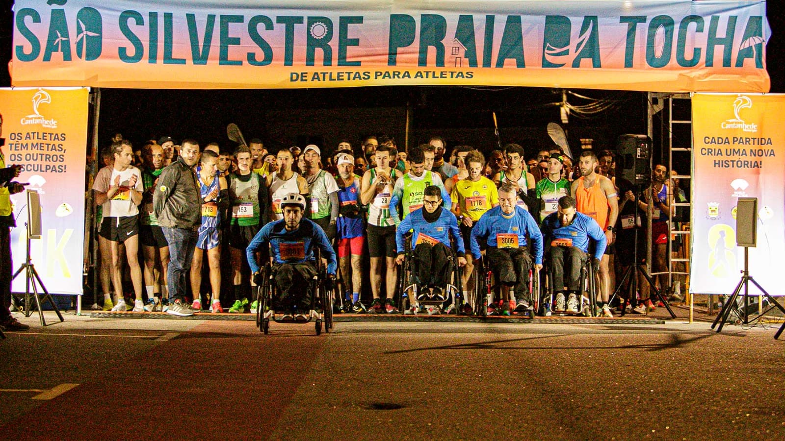 Partida noturna da São Silvestre Praia da Tocha, com atletas em cadeira de rodas à frente do pelotão