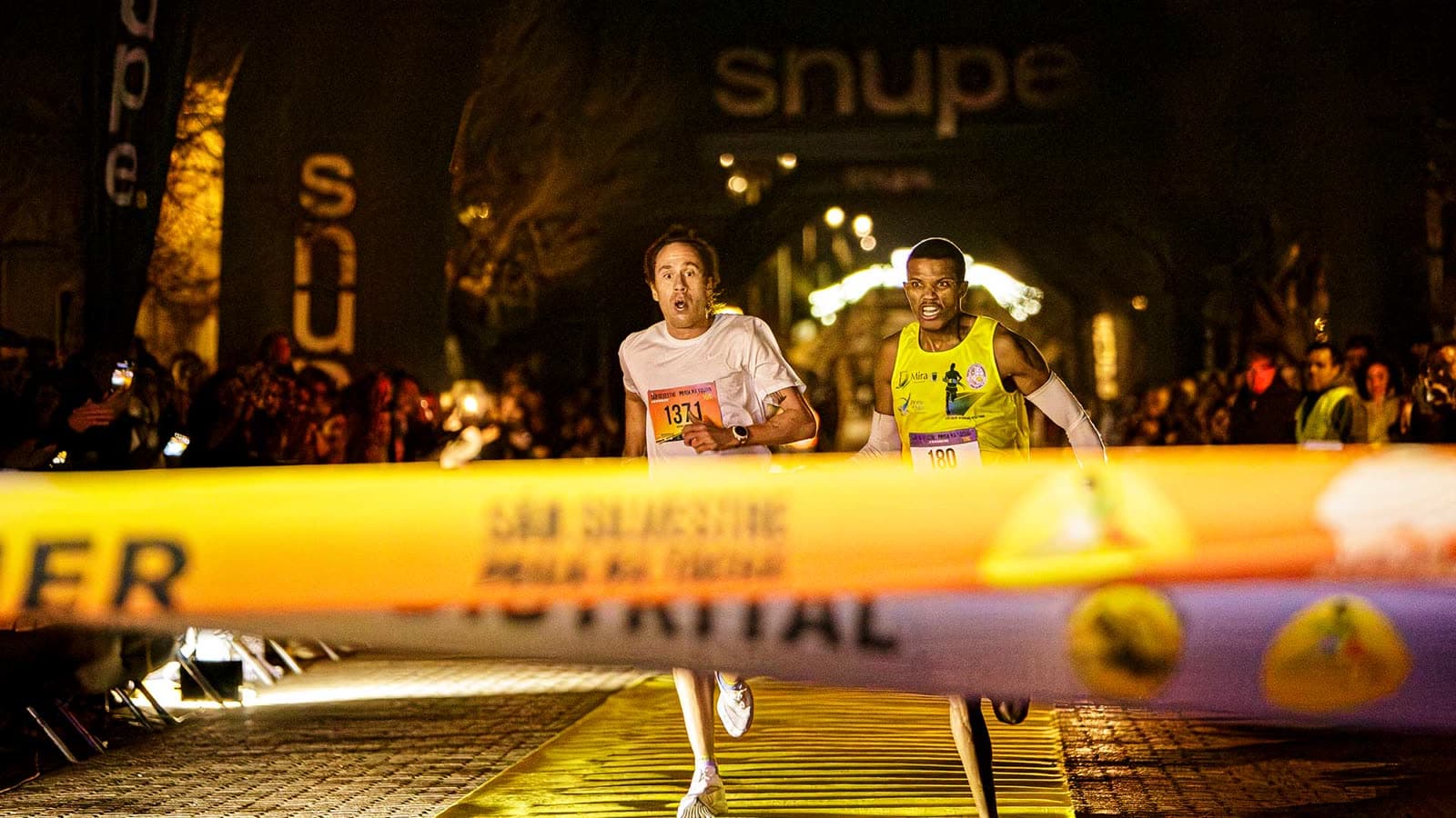 Sprint final de dois atletas a cortar a fita da meta